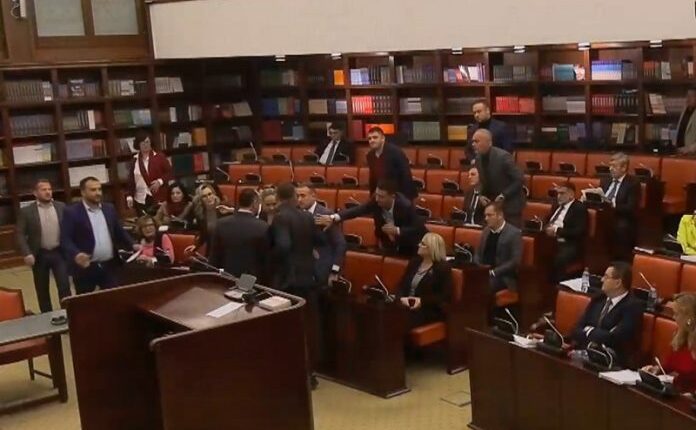Parandalohet incidenti mes deputetëve Bytyqi dhe Stojanovski në Komisionin për Financa dhe Buxhet (VIDEO)