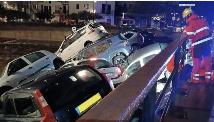 Sërish përmbytje në Spanjë, ujërat e rrëmbyeshëm marrin para dhjetëra makina (VIDEO)