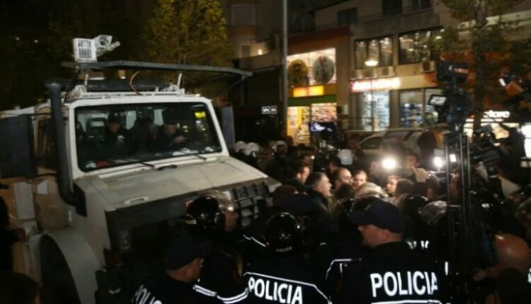 Situata jashtë kontrollit! Konfrontim fizik mes deputetëve dhe efektivëve në Tiranë (VIDEO)