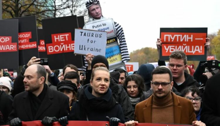 Kundërshtarët e Putinit protestojnë në Berlin kundër luftës në Ukrainë