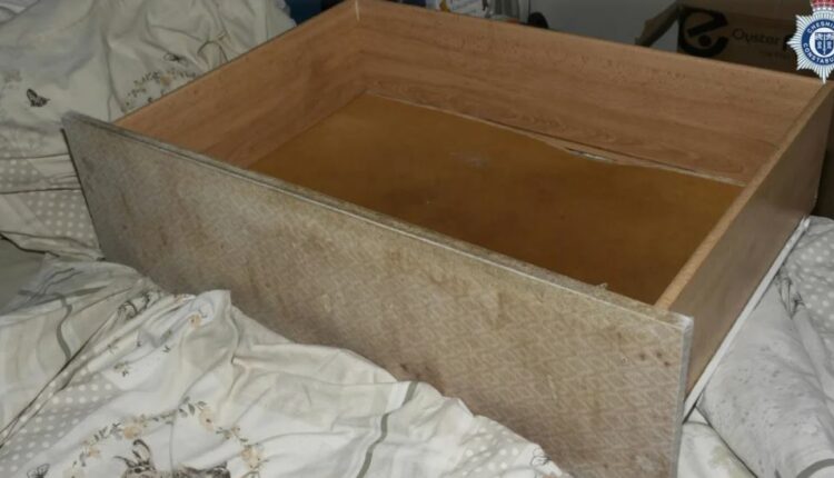 Dënohet me burg nëna britanike, e fshehu fëmijën në dollap për tre vjet