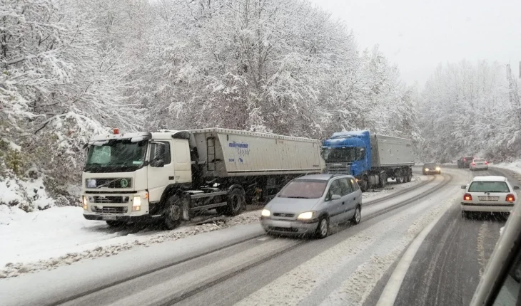 Hiqet ndalesa për qarkullimin e automjeteve të rënda në rrugët Gostivar-Mavrovë-Dibër dhe Gostivar-Strazhë