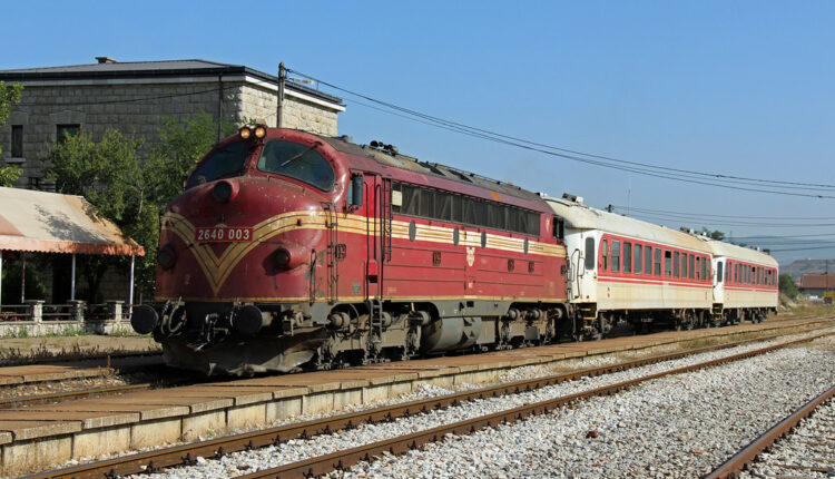 Treni përplaset me makinën, 1 i vdekur në Kosovë