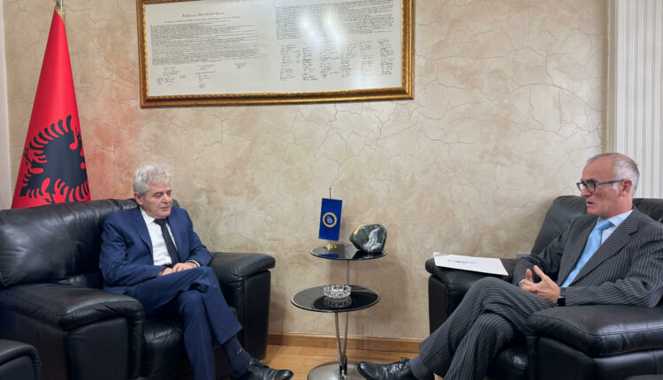 Ali Ahmeti priti ambasadorin italian Silvestri: Ndërhyrja ndaj gjuhës shqipe dhe Marrëveshjes së Ohrit rëndon situatën