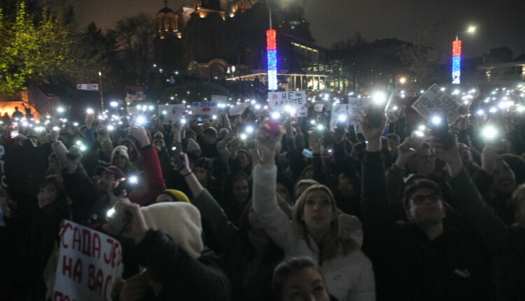 Pamje të protestës masive të studentëve në Beograd para RTS-it