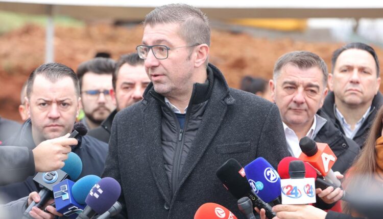 Mickoski: Në Creshovë, në Komunën e Gazi Babës, u vendos gurthemeli për ndërtimin e një salle sportive me vlerë prej 34 milionë denarë