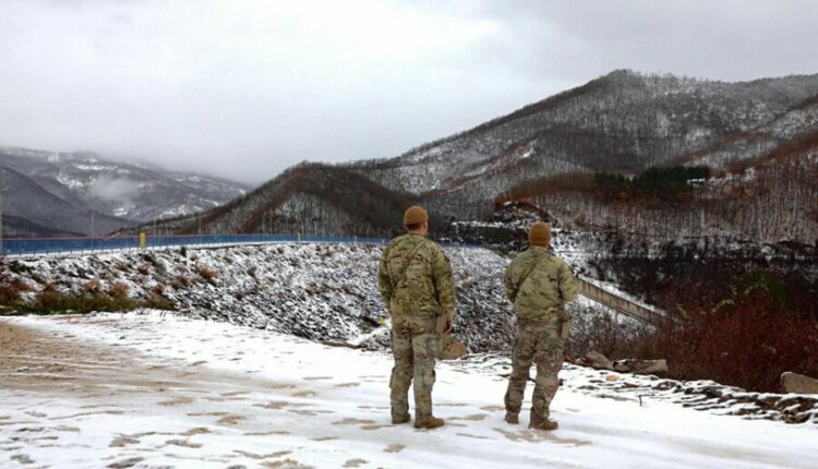 Ushtarët amerikanë patrullojnë në Zubin Potok, KFOR-i: Trupat tanë qëndrojnë të gatshëm për t’u vendosur dhe për të ofruar siguri