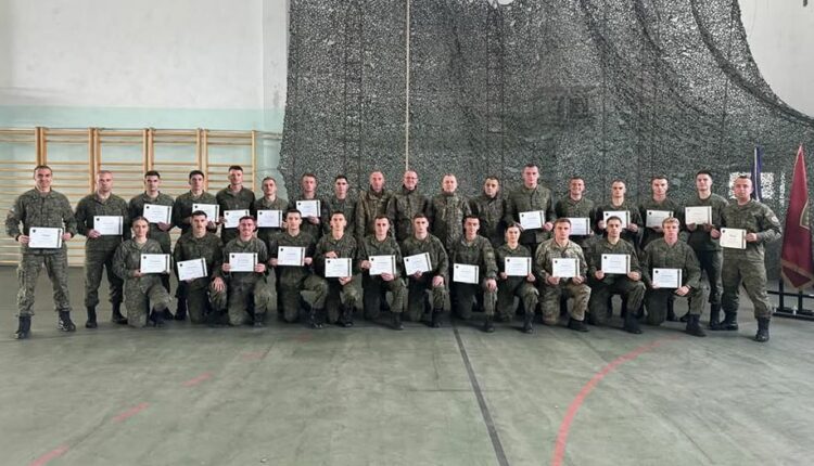 Usharakët e FSK-së kryejnë kursin e liderit luftarak dhe të fitnesit fizik, 62 të certifikuar