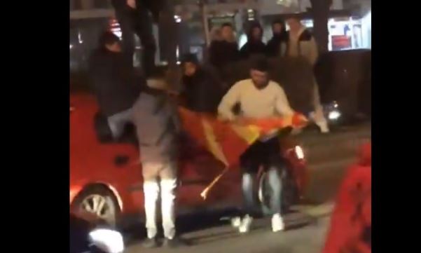 Prokurorë publikë kërkojnë vazhdimin e paraburgimit për katër të akuzuarit për incidentet e djegies së flamujve