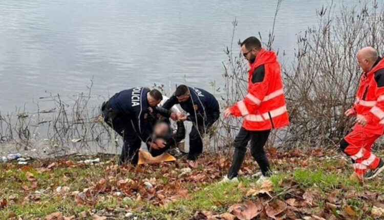 Hidhet nga ura e Bunës për t’i dhënë fund jetës, dy policë futen me gjithë rroba dhe shpëtojnë të moshuarin