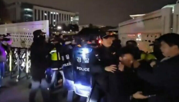 Përplasje mes protestuesve dhe policisë para parlamentit të Koresë së Jugut (VIDEO)