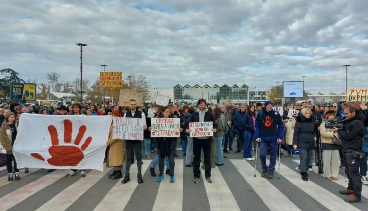Mijëra njerëz marshojnë në Serbi një muaj pas tragjedisë në Novi Sad