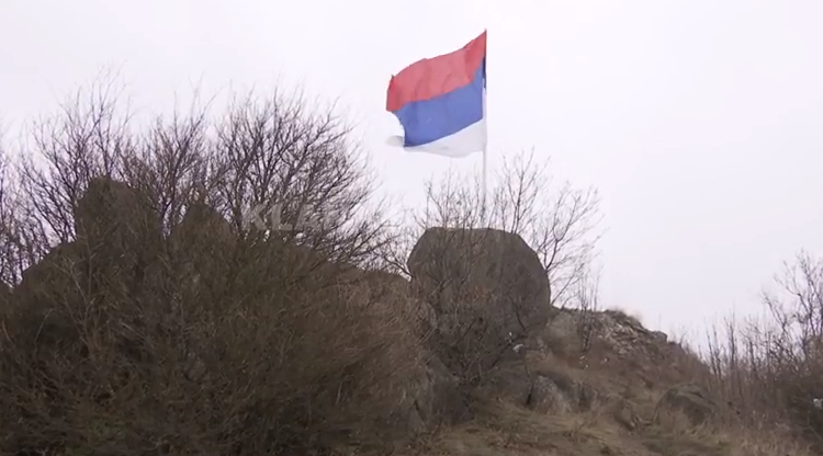 Largohet flamuri serb nga Kalaja e Zveçanit