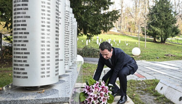 Kurti nis vizitën në Sarajevë duke vendosur lule te Memoriali i Fëmijëve të Vrarë