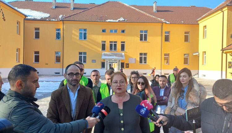 Janevska në Tetovë: Nxënësit e QRAPT „Mosha Piade” në janar do të kthehen në mësime me prezencë fizike, rikonstruksioni i shkollës po intensifikohet