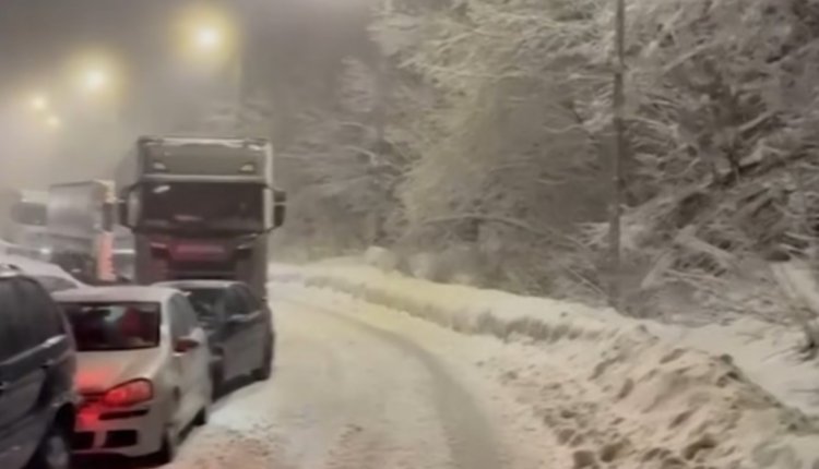 Strazha komplet e bllokuar nga bora