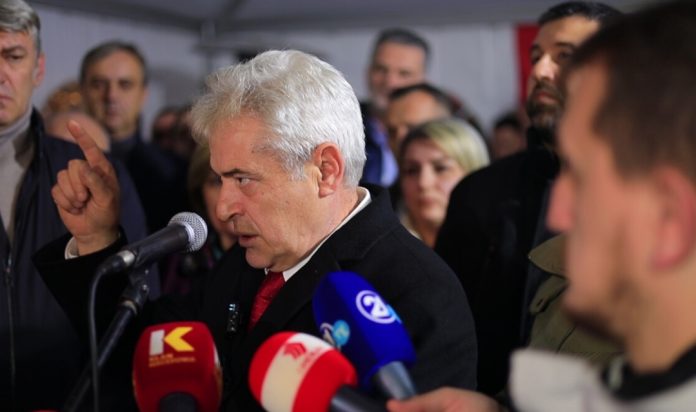 Ahmeti i drejtohet Mickoskit: Lufta u ndërpre me një kompromis që nuk i kënaq palët! Mos prekni në palcën e shqiptarëve (VIDEO)