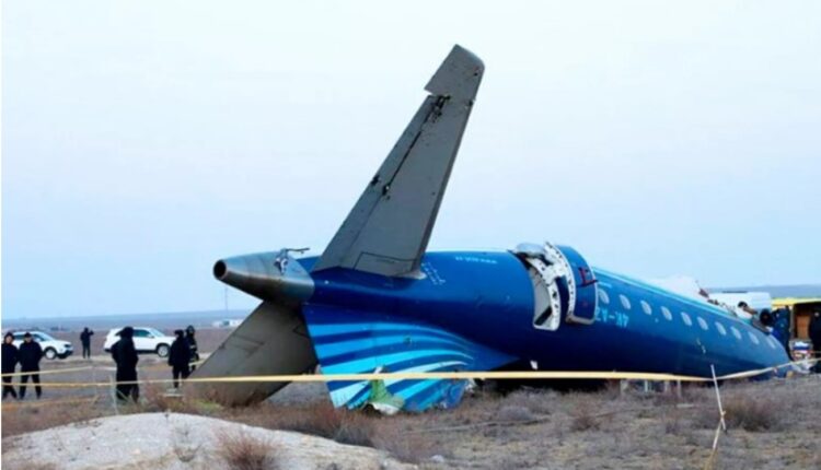 Tragjedia/ Detaje tronditëse nga rrëzimi i avionit në Kazakistan: Ekuipazhi luftoi deri në fund, rusët nuk i lejuan…