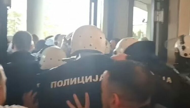 Kaos në Novi Sad – përplasje mes qytetarëve dhe policisë (VIDEO)