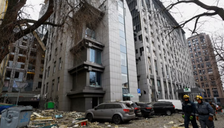 Gjashtë ambasada, përfshirë të Shqipërisë, Maqedonisë së Veriut dhe Malit të Zi, dëmtohen nga sulmi rus në Kiev