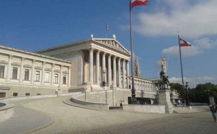 Austria e ndal shqyrtimin e kërkesave të sirianëve për azil, pas rënies së Assadit