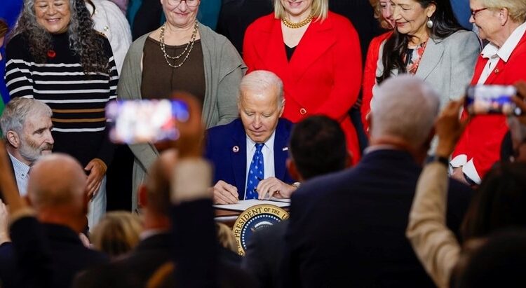 Biden nënshkroi 50 ligje para se të largohej