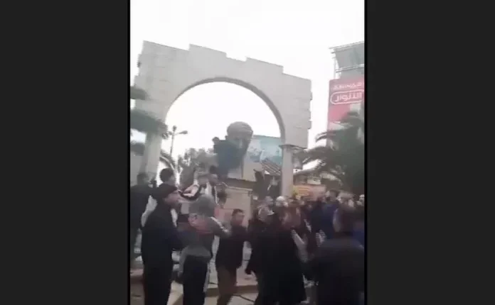 Rrëzohet statuja e babait të Bashar al-Assadit (VIDEO)