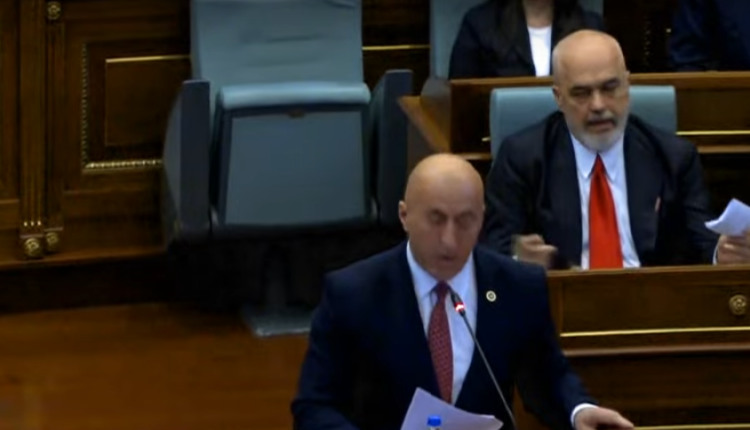 Edi Rama ia përcjell Kurtit një letër derisa në foltore Haradinaj po e kritikonte ashpër (FOTO)