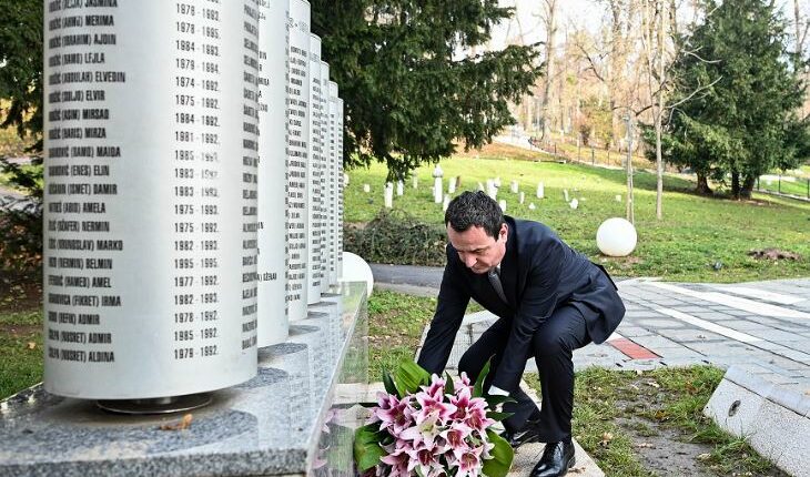 Kurti homazhe pranë Memorialit të fëmijëve të vrarë në Sarajevë