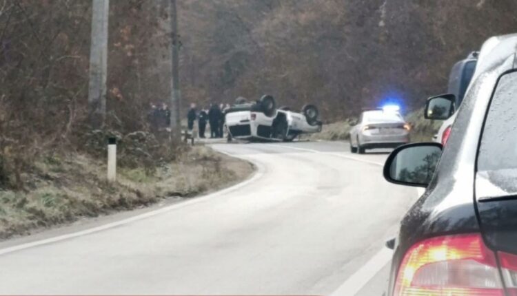 Tre zyrtarë policorë të lënduar pas vetaksidentit në Varagë të Zubin Potokut