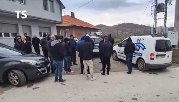 Tre ditë pa rrymë, banorët e Rashçes bllkojnë ekipin e EVN-së (VIDEO)