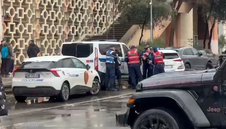 Sherr mes të rinjve te Pallati i Sportit “Asllan Rusi”, policia ndërhyn për të shuar konfliktin