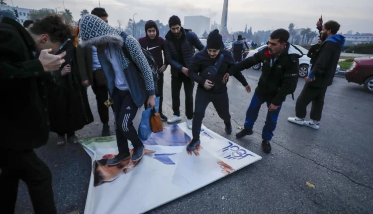 Sirianët dalin nëpër rrugë për të festuar rënien e sundimit të Assadit