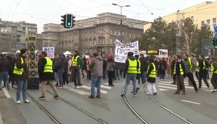 Studentja përplaset nga makina gjatë protestës në Beograd (Video)