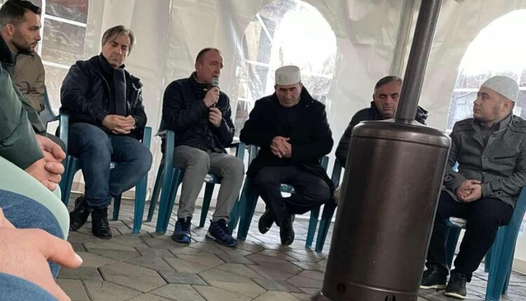 Taravari për ngushëllime në familjen Asllani në Gërçec të Sarajit, e cila humbi 4 anëtarë të saj në aksidentin tragjik