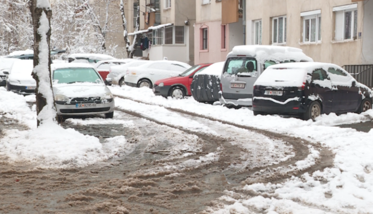 Reshje bore në tërë gjithë vendin, shumë rrugë dytësore të pa-pastruara