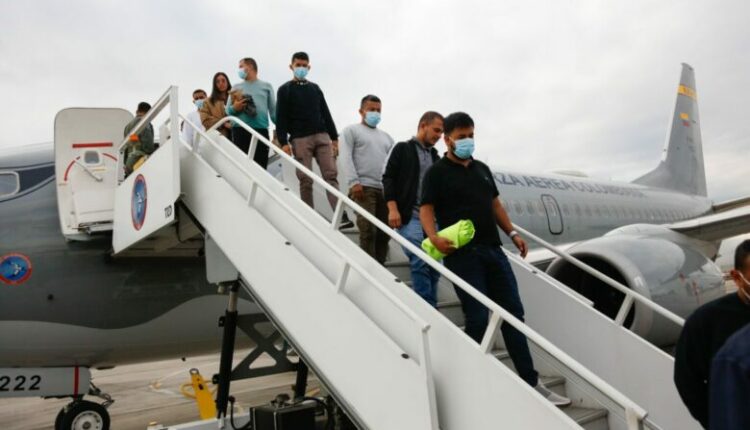 Dy avionët e parë me 200 të dëbuarit nga ShBA-ja arrijnë në Bogota të Kolumbisë