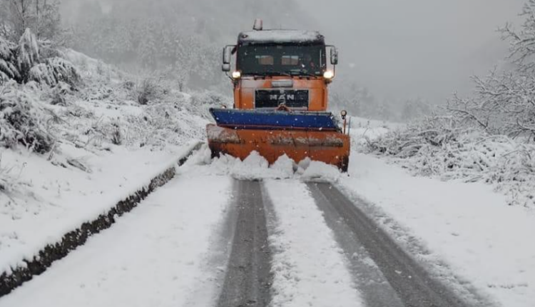 Moti i keq në Shqipëri, pezullohet përkohësisht mësimi në 77 shkolla