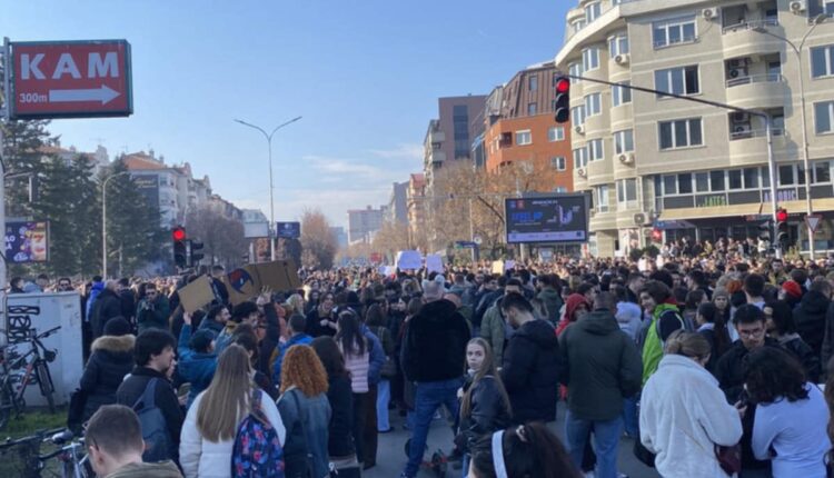 Vdekja e 22-vjeçares nga përplasja e veturës, zhvillohen protesta masive në Shkup