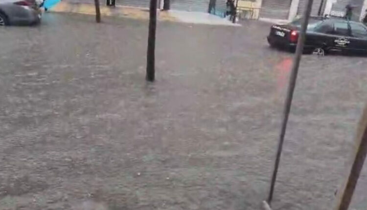 Reshje të dendura shiu në Durrës, pjesa më e madhe e rrugëve të pakalueshme