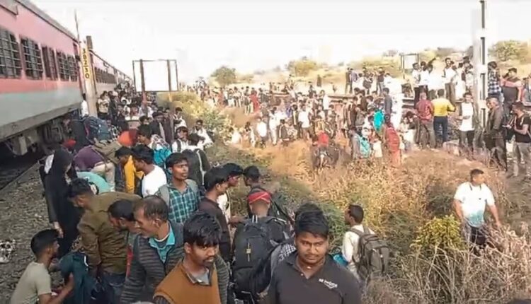 Alarm për zjarr në trenin në Indi/ Pasagjerët goditen nga treni tjetër, shënohen 11 viktima dhe 5 të plagosur