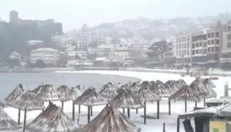 Stuhi në Mal të Zi: Erëra uragane dhe borë në Ulqin (VIDEO)