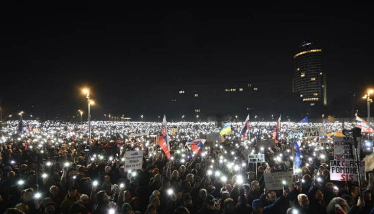 Protesta masive në të gjithë Sllovakinë kundër qëndrimit pro-rus të kryeministrit Fico