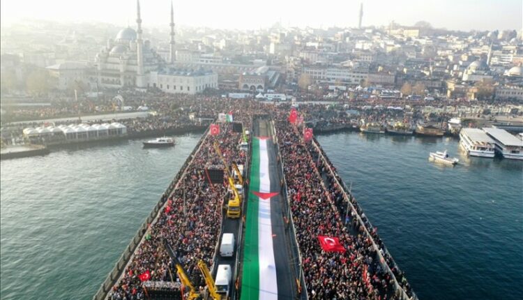 Dhjetëra mijëra njerëz mblidhen në Istanbul në ditën e parë të Vitit të Ri në mbështetje të Palestinës