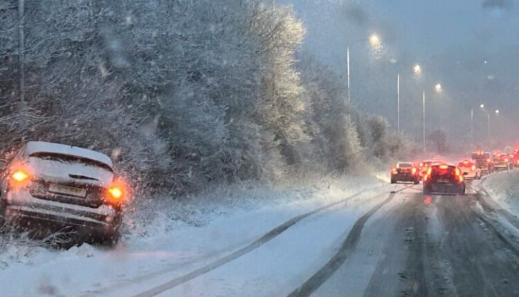 Dëborë, erëra të forta dhe temperatura të ulëta, moti i keq godet Britaninë