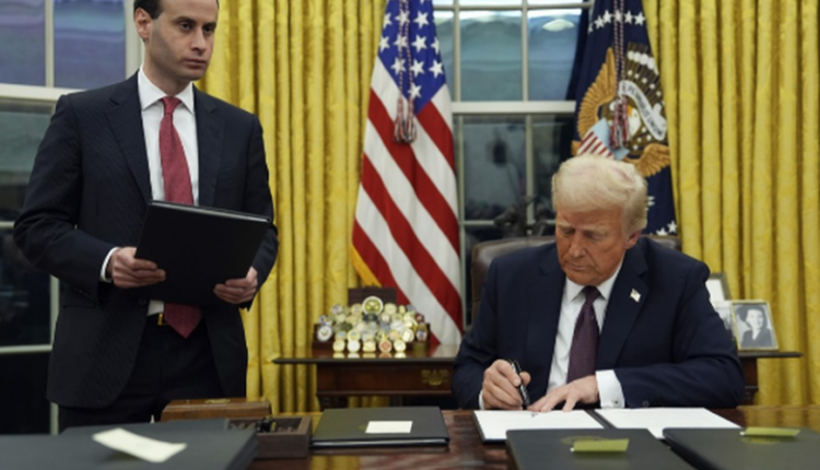 Presidenti Trump urdhëron ngrirje për grantet dhe kreditë federale