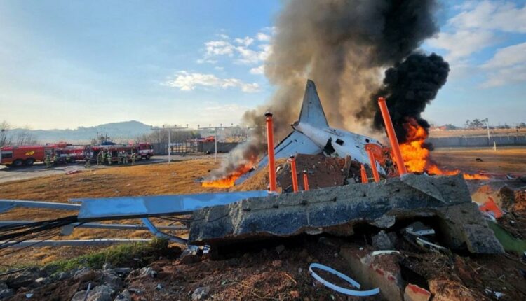 Vijojnë hetimet për aksidentin, Policia e Koresë së Jugut bastis zyrat e Jeju Air