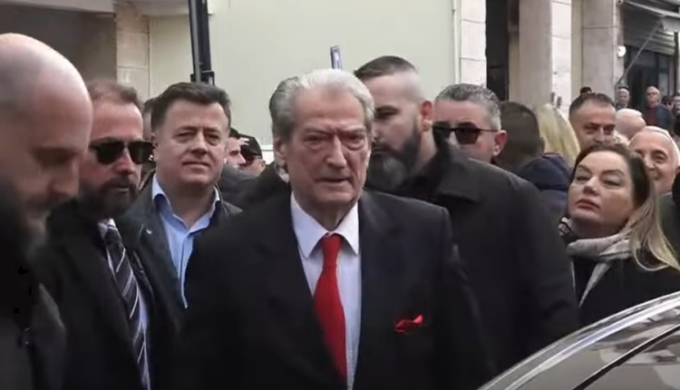 Berisha paraqitet në SPAK, pritet me ovacione nga militantë të PD-së para Prokurorisë së Posaçme