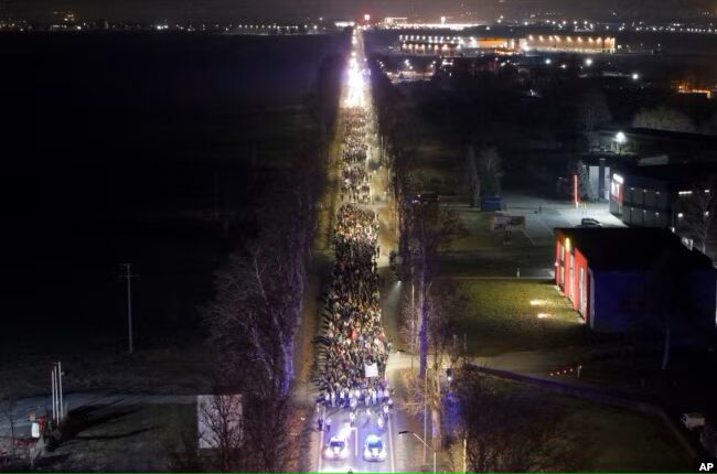 Studentët protestues serbë vazhdojnë marshin drejt Novi Sadit