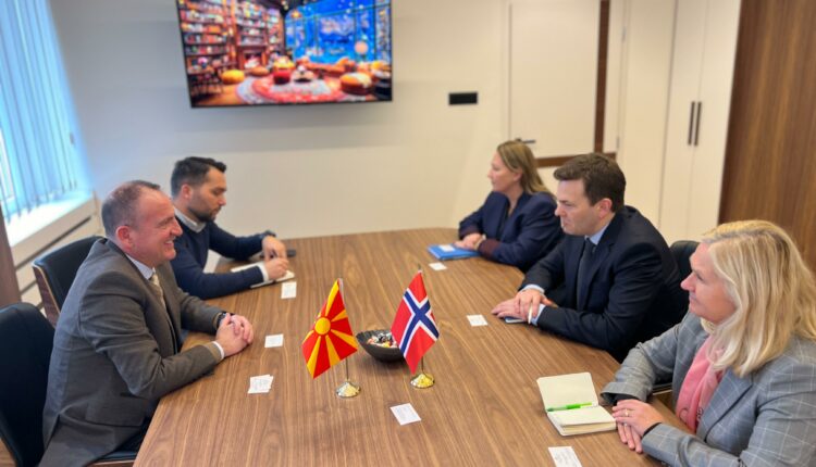 Kryetari Arben Taravari priti në takim Përfaqësuesin Special për Ballkanin Perëndimor, Erik Nestas Mathisen, dhe ambasadoren e Norvegjisë, znj. Kristin Melsom